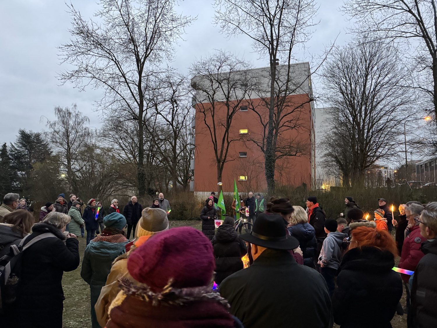 Viele Menschen bei einer abendlichen Aktion vor den Klarenthaler Wohntürmen